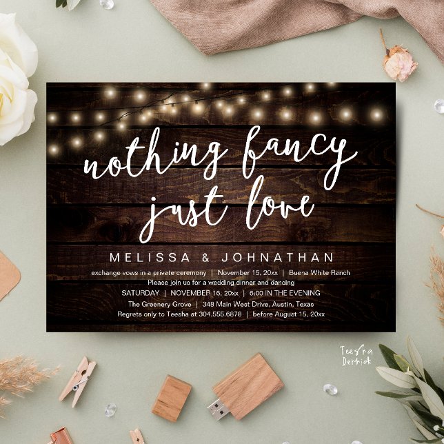 Convites Nada sofisticado, apenas amor Luzes de corda rústi (Nothing Fancy Just Love Rustic String Lights Invitation Card in Cottage dark brown wood)