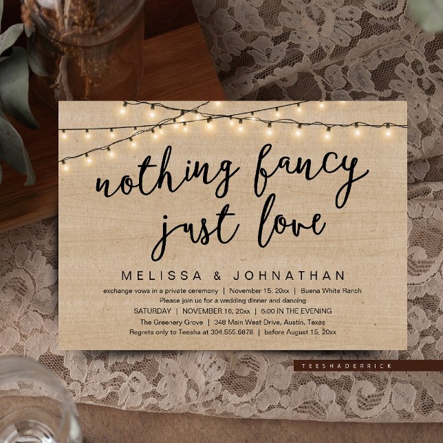 Convites Nada sofisticado, apenas amor Luzes de corda rústi (Nothing Fancy Just Love Rustic String Lights Invitation Card in Cottage burlap brown wood)