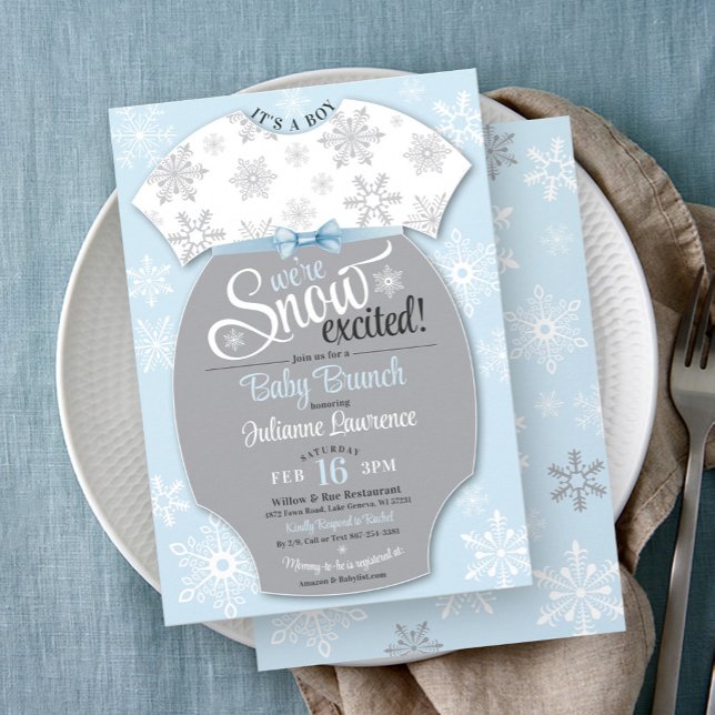 Convites Neve Elevada Chá de fraldas Azul Floco De Neve É U (We're Snow Excited blue & gray baby boy winter snowflake baby bodysuit brunch shower invitation)
