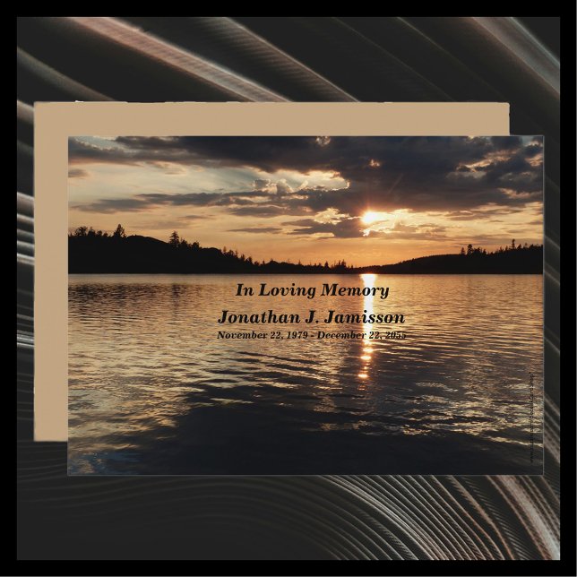 Convites No Loving Memory Service Invitation Sunset em Lake (Criador carregado)
