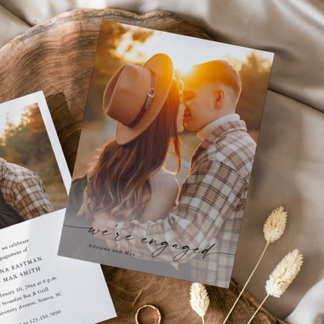 Convites Noivado de Casamento de Foto Simples Script 2 (Elegant Handwritten Script 2 Photo Engagement Photo Announcement Invitation.)