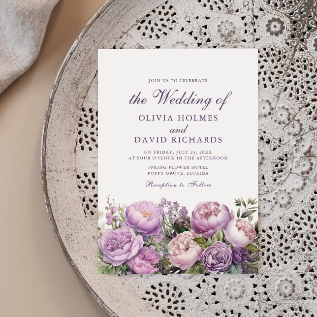 Convites Noivas de Lilás Boho Peônias (Boho Lilac Peonies Wedding Invitation on a beautiful neutral boho plate.)