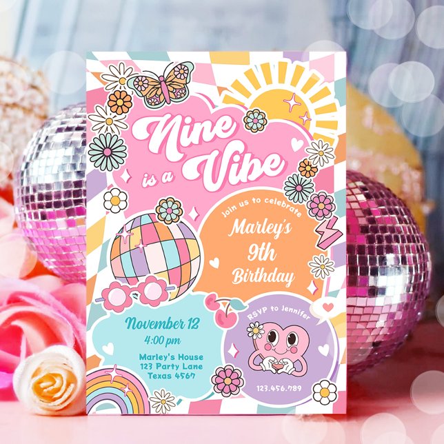 Convites Nove é um Vibe Retro Preppy Varsity Disco Aniversá (Criador carregado)