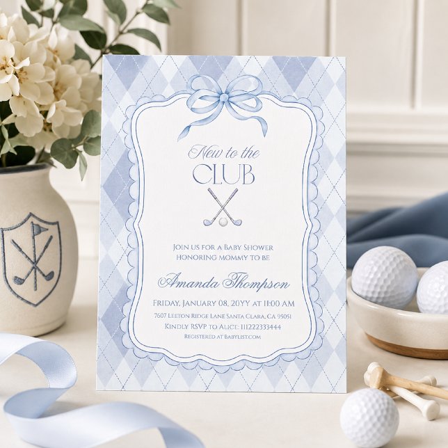 Convites Novo no Clube Azul Golfe Chá de Bebê (Preppy blue New to the Club golf baby shower invitation with argyle pattern and bow.)