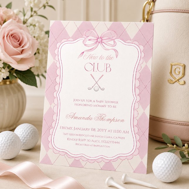 Convites Novo no Clube Pink Golf Baby Shower (Preppy pink New to the Club golf baby shower invitation with argyle pattern and bow.)