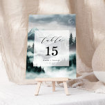 Convites Número da Mesa de Casamento da Floresta de Pinus M<br><div class="desc">Esta elegante design exibe lindamente uma paisagem de montanha moderada, com florestas de pinheiros sujos e nevoeiro suave criando uma atmosfera de mistério e romance. Ideal para casais que amam a natureza, combina encanto rústico com design elegante. As matizes legal e a paisagem cativante evocam um senso de calma e...</div>