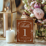 Convites Número da Mesa de Casamento Old Money em Laranja Q<br><div class="desc">Números de mesa de casamento botânicos elegantes e sofisticados em floral branco e laranja queimada. Como você vê,  apresenta um fundo rústico de dinheiro antigo com escrita branca que combina com todo o conjunto. E moldura floral com contorno branco.</div>
