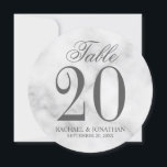 Convites Número da Mesa Redonda de Casamentos de Mármore Br<br><div class="desc">Número da Tabela Redonda de Casamento Elegante A placa apresenta o título "Mesa" no estilo de fonte do script elegante da cinza com o grande número da tabela e os detalhes do casamento na cinza se o estilo de fonte no fundo de mármore branco. Perfeito também para chá de panela,...</div>