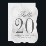 Convites Número da Tabela de Casamento de Mármore Branco El<br><div class="desc">Número da Tabela de Casamento Elegante A placa apresenta o título "Mesa" no estilo de fonte do script elegante da cinza com o grande número da tabela e os detalhes do casamento no estilo de fonte da cinza em fundo de mármore branco. Perfeito também para chá de panela, janto de...</div>