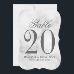Convites Número da Tabela de Casamento de Mármore Branco El<br><div class="desc">Número da Tabela de Casamento Elegante A placa apresenta o título "Mesa" no estilo de fonte do script elegante da cinza com o grande número da tabela e os detalhes do casamento no estilo de fonte da cinza em fundo de mármore branco. Perfeito também para chá de panela, janto de...</div>
