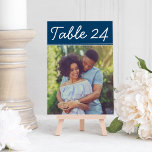 Convites Número da Tabela de Fotos de Casamento Azul com Ma<br><div class="desc">As cartas de números da mesa de casamento apresentam uma foto de noivado da noiva e do noivo. Texto branco casual de estilo manuscrito com cor azul de fundo do marinho - nota, as cores podem ser modificadas. Para solicitar: digite o número da tabela, clique em "alterar" pela foto padrão...</div>