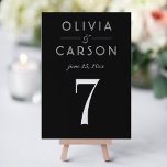 Convites Número da Tabela do Monograma de Casamento Preto E<br><div class="desc">Os cartões de números das mesas de núpcias preto e branco modernos e chic apresentam um design tipográfico branco-na moda com texto elegante que pode ser personalizado com um monograma dos nomes de noiva e noivo e o número da tabela. Nota: para solicitar, adicione cada número de tabela individual (1,...</div>