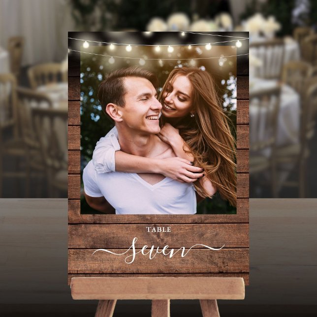 Convites Número da Tabela Fotográfica das Luzes de Corda de (Rustic Wood String Lights Photo Table Number)