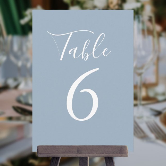 Convites Número de Tabela de Script Chic Azul Simples Dusty (Simple Dusty Blue Chic Script Table Number)