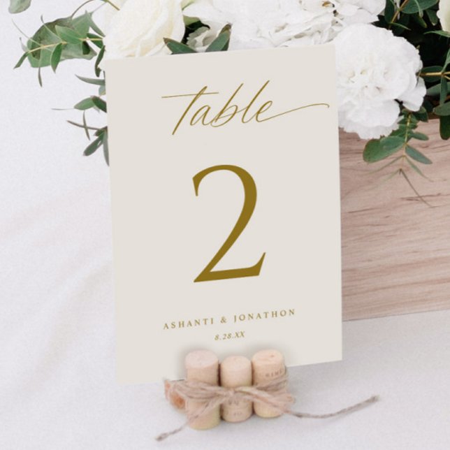 Convites Números de Mesa de Casamento em Script Dourado Ele (Elegant Gold Wedding Table Numbers - Soft Romantic Gold and Ivory)