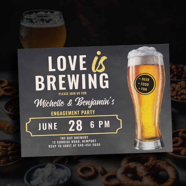 Convites O amor é a Festa de noivado da cerveja (love is brewing beer engagement party invitation brewery party rustic chalk board)