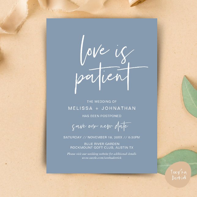 Convites O amor é paciente, Mudar Nova Data de Casamento (Minimalist, Love is patient, Romantic Wedding Change the new date card PDF in Dusty Blue)