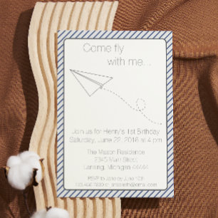 Convites O aniversário listrado azul do avião de papel