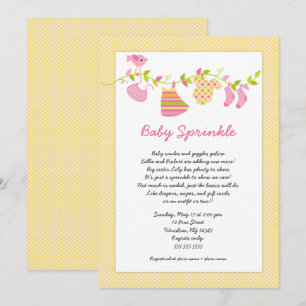 Convites O bebê amarelo cor-de-rosa do Clothesline polvilh