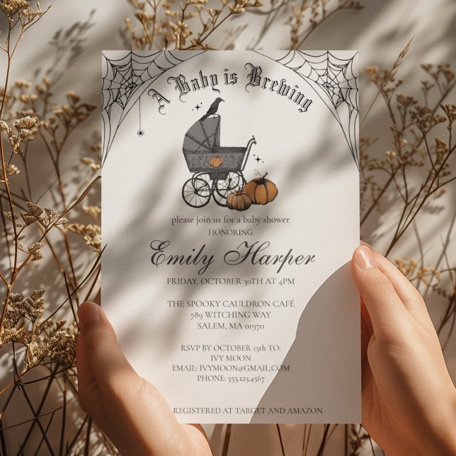 Convites O bebê está criando Chá de fraldas Gótico Neutro p (Gothic Halloween Baby Shower Invitation in White. Vintage Baby Carriage, Pumpkins, Webs, Raven)