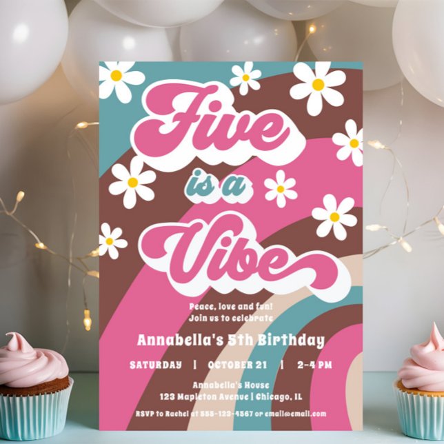 Convites O entalhe retroativo CINCO é uma festa de aniversá (Criador carregado)