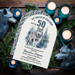 Convites O líder da nossa Festa de aniversário do lobo-de-e<br><div class="desc">"O Líder do Nosso Pacote Está Chegando aos 50",  50 anos para o seu Alpha favorito. Possui um lobo solitário majestoso silenciado contra uma floresta verde.</div>