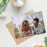 Convites O script H Modern Photo Salve a Data<br><div class="desc">Coloque seus hóspedes no humor para o seu casamento com a sua & chic moderna A Foto Moderna do Script H e a caligrafia salvam o convite de data. horizontal / paisagem na orientação.</div>