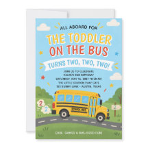 O Toddler no Ônibus Faz Dois Anos de Idade