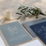 Convites obrigado chá de fraldas seu elegante azul elegante<br><div class="desc">Chá de fraldas escrito moderno,  obrigado elegante azul empoeirado,  design postal. Design ideal neutro em termos de gênero.</div>
