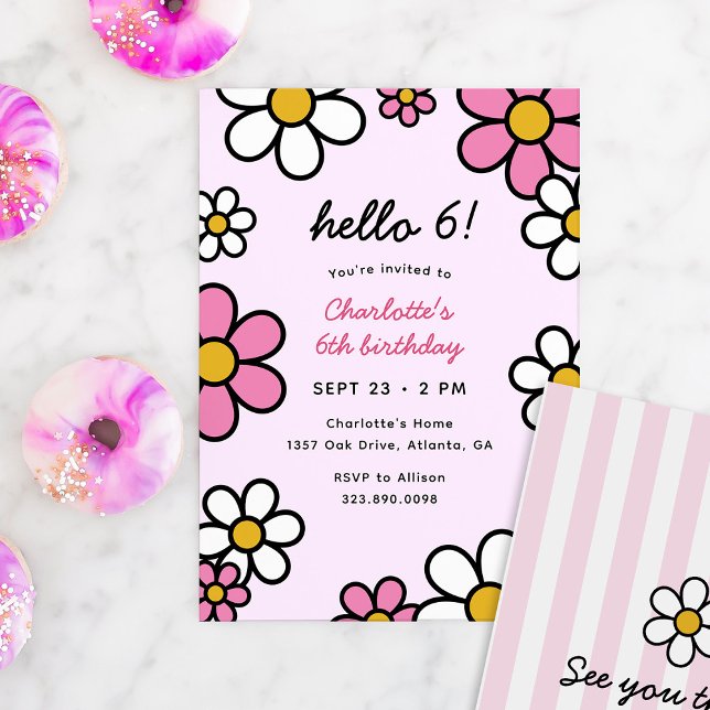 Convites Olá, Cutie Cartoon Daisies, Festa de aniversário R (Hello Cutie cartoon daisies birthday party invitation template in pink, white, and yellow)