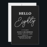 Convites Olá Oitenta | 80 preto moderno<br><div class="desc">Convide seus convidados com este convite de 80 de na moda. Este design apresenta um script moderno "Hello Oighty" no tema preto e branco. Você pode personalizar todo o texto. Os suprimentos de festa correspondentes estão disponíveis no meu compro BaraBomDesign.</div>