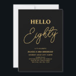 Convites Olá Oitenta | Festa de aniversário Dourada e 80 pr<br><div class="desc">Convide seus convidados com este convite de 80 de na moda. Este design apresenta um script moderno "Hello Eighty" no tema preto e dourado. Você pode personalizar todo o texto. Os suprimentos de festa correspondentes estão disponíveis no meu compro BaraBomDesign.</div>