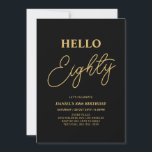 Convites Olá Oitenta | Festa de aniversário Dourada e 80 pr<br><div class="desc">Convide seus convidados com este convite de 80 de na moda. Este design apresenta um script moderno "Hello Eighty" no tema preto e dourado. Você pode personalizar todo o texto. Os suprimentos de festa correspondentes estão disponíveis no meu compro BaraBomDesign.</div>