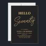 Convites Olá Setenta | Festa de Aniversário de 70 anos em D<br><div class="desc">Convide seus convidados com este convite de aniversário de 70 anos elegante. Este design apresenta um moderno "Olá Setenta" em tema de cores preto e dourado. Você pode personalizar todo o texto. Suprimentos para festa correspondentes estão disponíveis na minha loja BaraBomDesign.</div>