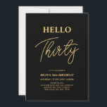 Convites Olá, Trinta | Partido aniversário de 30 anos Doura<br><div class="desc">Convide seus convidados com este convite para aniversário de 30 anos de na moda. Este design apresenta um script moderno "Alô 30" no tema preto e dourado. Você pode personalizar todo o texto. Os suprimentos de festa correspondentes estão disponíveis no meu compro BaraBomDesign.</div>