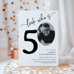 Convites Olha quem tem 50 anos! Foto Moderna 50º Aniversári<br><div class="desc">Celebre o grande estilo 5-0 com nossos convites para o Partido 'Veja quem é 50'. Cada convite apresenta uma fonte incrivel em itálico e preto e um roteiro elegante de caligrafia, colocados contra um fundo branco minimalista. A pièce de résistance? Uma fotografia da estrela de aniversário na posição zero! Estes...</div>