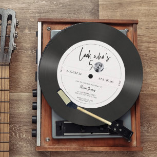 Convites Olhar para o disco de vinil retrô quem está com 50