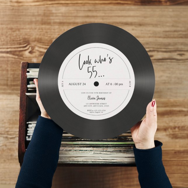 Convites Olhar para o disco de vinil retrô quem está fazend (Criador carregado)
