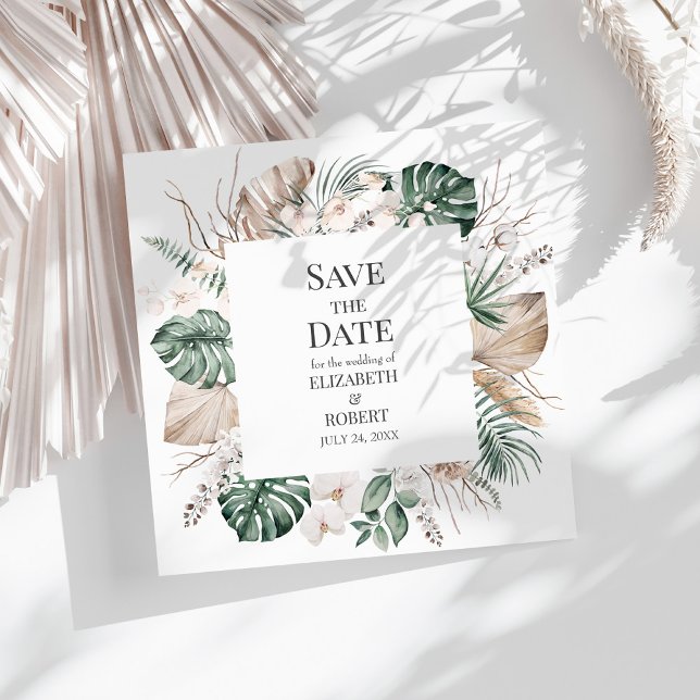 Convites Orquídea tropical e Monstera salvem a placa de dat (Tropical Orchid and Monstera Save the Date Card on a sunny white table.)