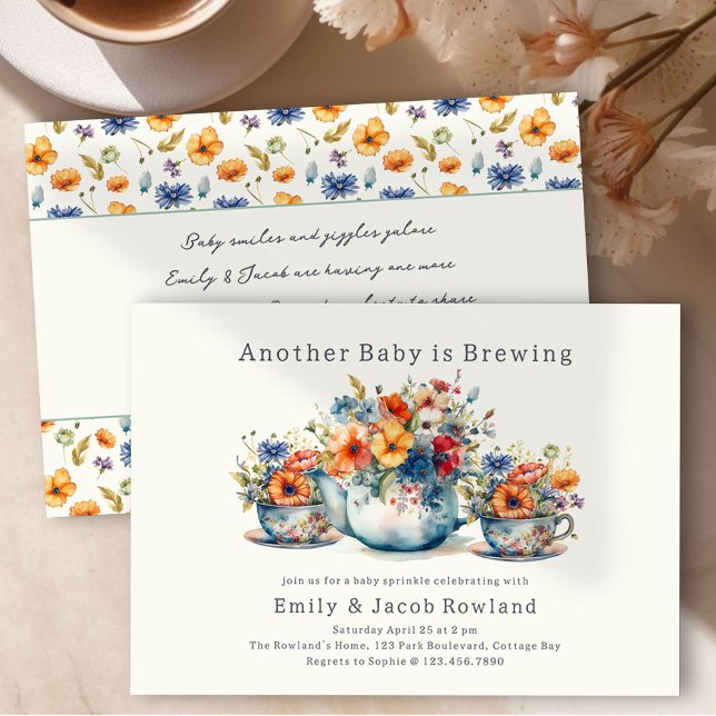 Convites Outro Bebê está a fazer flexões (Baby is Brewing Handwritten Baby Sprinkle Invitation with Teapot, Teacups and Country Flowers)