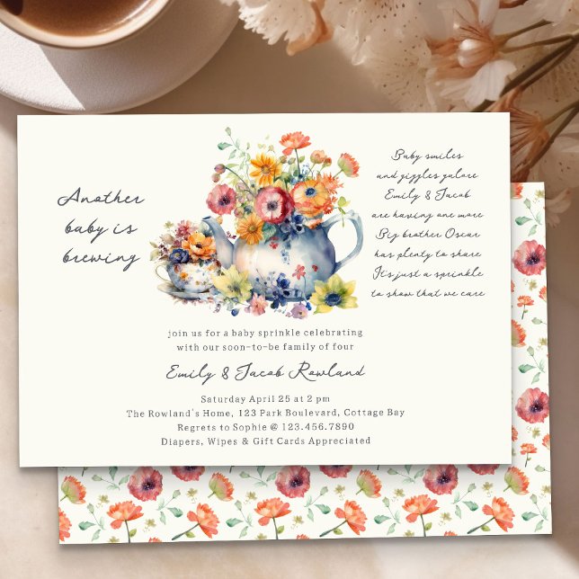 Convites Outro Bebê está criando chaleira (Another Baby is Brewing Baby Sprinkle Invitation with Teapot, Teacup and country flowers)