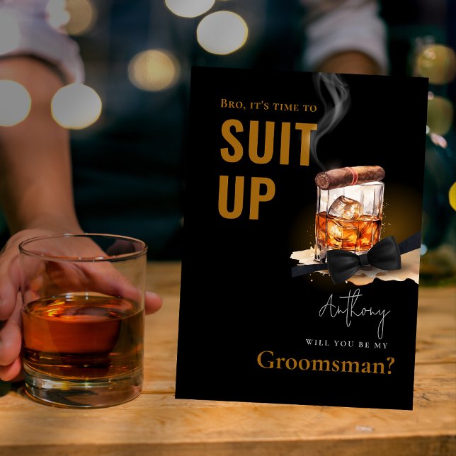 Convites Padrinho de casamento de Tuxedo para Cima de Bourb (Watercolor Bourbon Cigar Tuxedo Suit Up Groomsman Invitation)