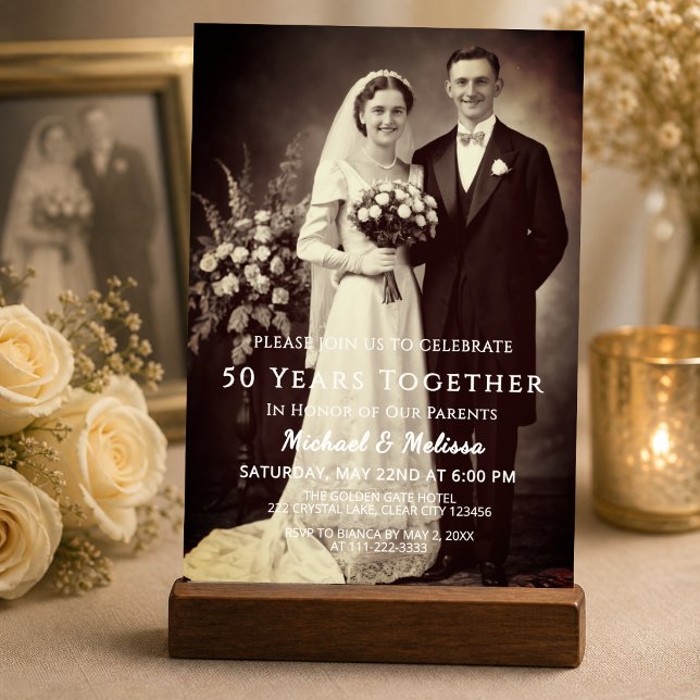 Convites Pais 50 Anos Juntos Foto (Elegant 50th anniversary invite with vintage photo, perfect for honoring your parents’ love story)
