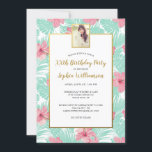 Convites Palmas Tropicais Foto de Festa de aniversário Flor<br><div class="desc">Comemore em estilo com este belo convite de festas com uma foto e seus detalhes de eventos cercados por uma borda falsa de ouro impressa - todos colocados sobre um fundo ou folhas de palma tropicais e flores de hibisco rosa. Perfeito para qualquer aniversário, bebê ou chá de panela, aposentadoria,...</div>