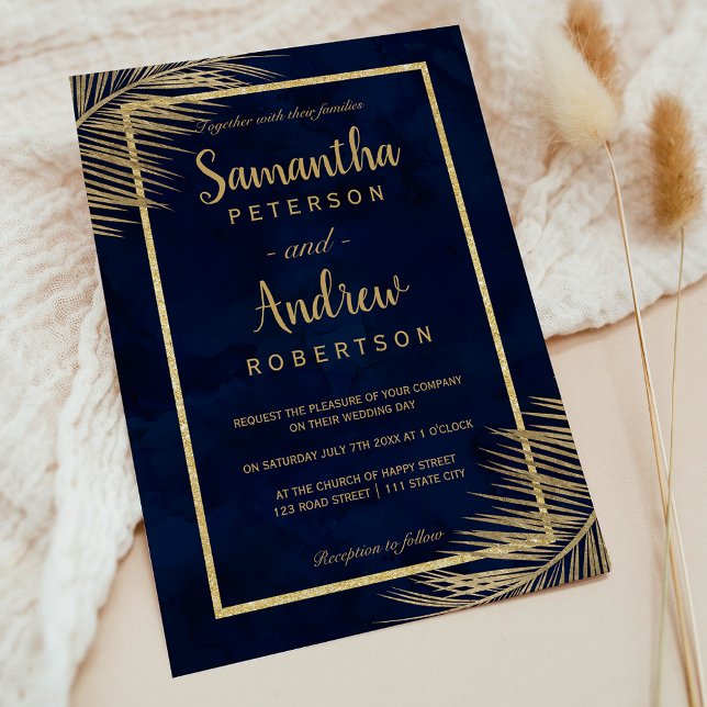 Convites Palmeira-de-ouro-tropical marinho casamento azul (Tropical gold palm tree beach navy blue wedding invitation)