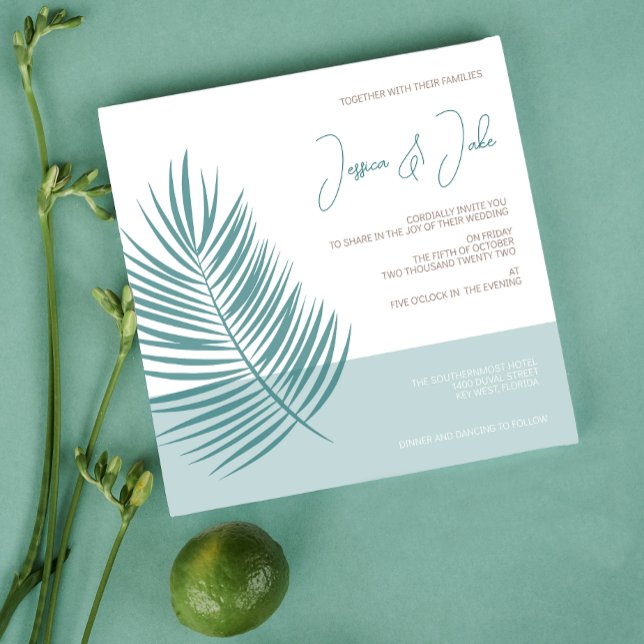 Convites Palms Aqua ・ Bonito Casamento Costeiro Moderno (Aqua palms blue wedding invitation on green background)