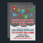 Convites para Suéter de Natal de Chalkboard Tacky<br><div class="desc">Que fofo! Jogue uma divertida festa de suéter de natal com um suéter colorido e feio e coletes pendurados na linha de vestidos com neve caindo e tipografia divertida,  tudo em um fundo de quadro. Ilustração desenhada à mão por McBooboo.</div>