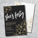 Convites Partido aniversário de 40 anos Dourado Negro<br><div class="desc">Elegante 40 Convite de festas Dourado aniversário de 40 anos preto. Um divertido, mas elegante, 50º convite de aniversário com ouro feminino, flores pretas e brancas para os jovens de coração. Por favor, note que não há um martelo ou folha de ouro, é simplesmente uma cor. Um padrão de flor...</div>