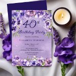 Convites Partido aniversário de 40 anos Floral dos Violetas<br><div class="desc">O violeta púrpura elegante viola o design de "Partido aniversário de 40 anos" do design floral,  apresentando um trecho floral de violetas,  de cima e de baixo,  sobre um fundo de violeta e poeira branca angustiados.</div>