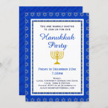 Convites Partido Blue Personalizado Menorah HANUKKAH<br><div class="desc">convite de festas na moda azul Hanukkah com estrela do padrão David mais menorah no centro. O reverso diz HAPPY HANUKKAH em um sutil padrão de títulos. O texto do marcador de posição (na frente) é personalizável, para que você possa adicionar seu nome e detalhes. Os artigos de papelaria e...</div>